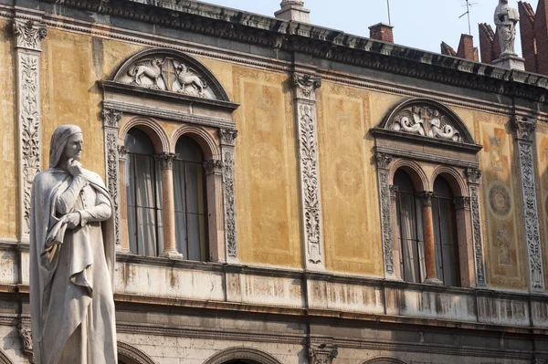 Верона (Италия), площадь Пьяцца Синьори, историческая площадь с — стоковое фото