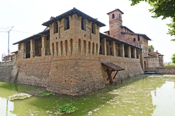 Pagazzano (Bergamo, Lombardy, Italy). medieval castle surrounded — Stock Photo, Image