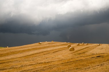 Manzara Benevento yakınındaki Campania (İtalya): bir fırtına geliyor