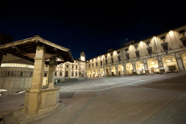 Středověké náměstí v Arezzu (Toskánsko, Itálie) v noci — Stock fotografie