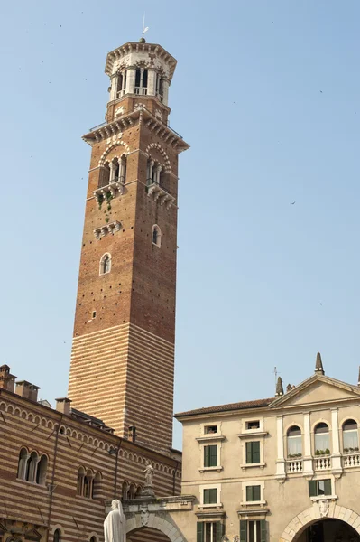 Verona (Véneto, Italia), antigua torre — Foto de Stock