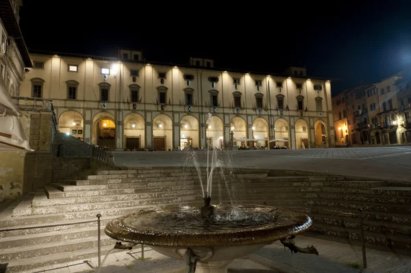 Piazza medievale ad Arezzo (Toscana, Italia) di notte — Foto Stock