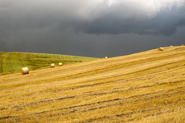 在坎帕尼亚 (意大利) 在贝内文托附近景观: 暴风雨就要来临 — 图库照片