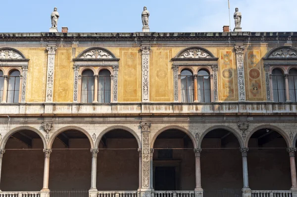 Verona (Veneto, Italy), Piazza Signori, ancient palace with port — Stock Photo, Image