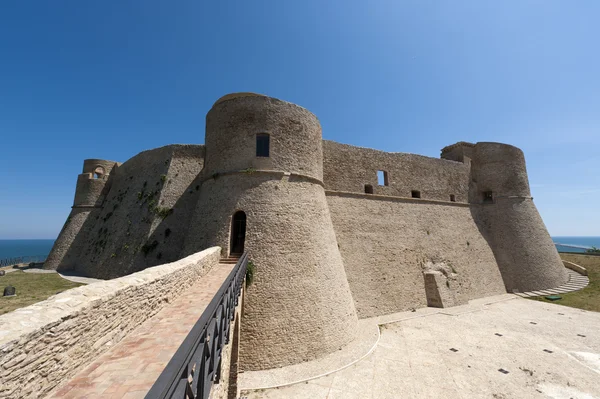 Ortona 基耶蒂、 阿布鲁齐意大利），城堡称为 castello 阿拉贡 — 图库照片