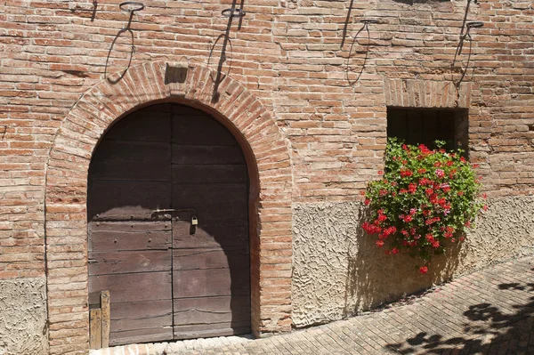 Sarnano (Macerata, Marche, Italia) - Antica casa con fiori rossi — Foto Stock
