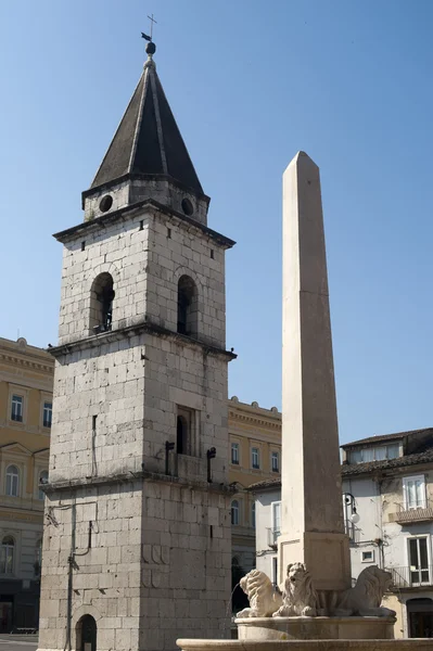 Benevento, Itálie (Kampánie, Itálie) - historické zvonice a obelisk — Stock fotografie
