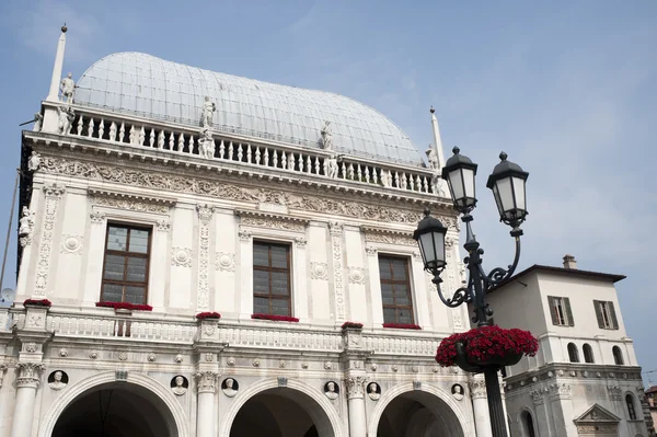 Brescia (Lombardie, Itálie), lodžie palác, historické budovy r — Stock fotografie