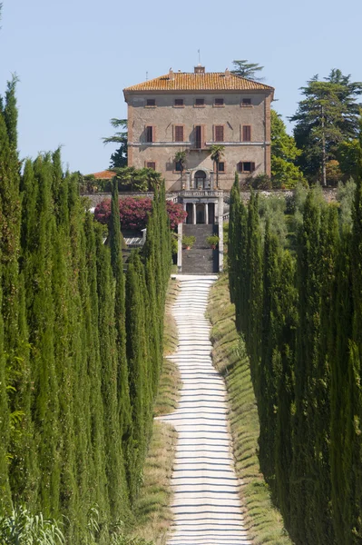 Amelia (Terni, Umbría, Italia) - Antigua villa y cipreses —  Fotos de Stock