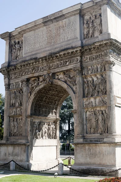 Bénévent (Campanie, Italie) : Arc romain connu sous le nom d'Arco di Traiano — Photo
