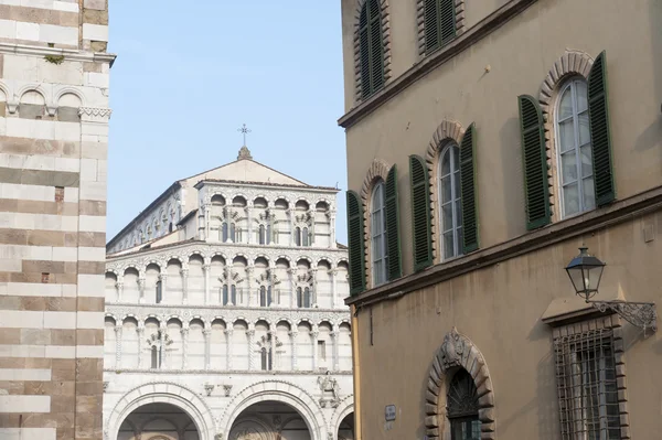 Lucca, fachada da catedral — Fotografia de Stock