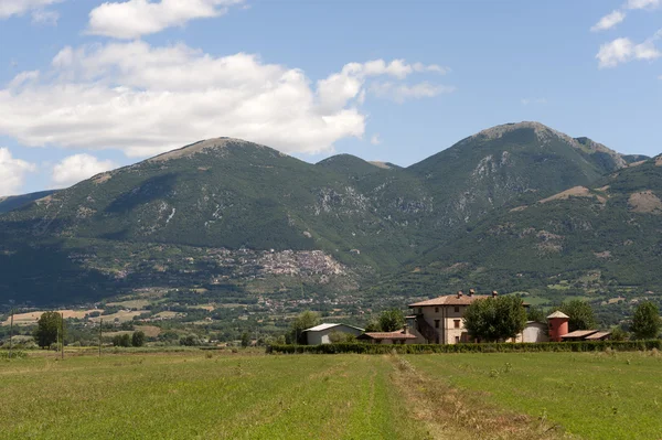 Paysage entre le Latium et l'Ombrie (Italie) en été — Photo
