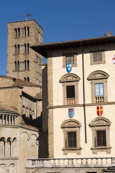 Средневековые здания в Ареццо (Тоскана, Италия) ) — стоковое фото