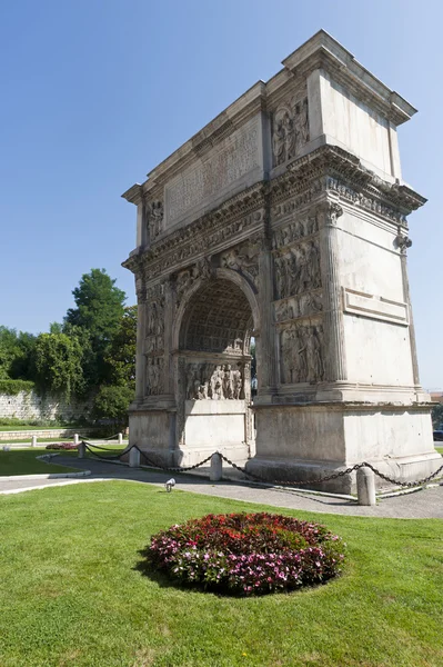 贝内文托意大利坎帕尼亚）： 罗马拱称为 arco di traiano — 图库照片