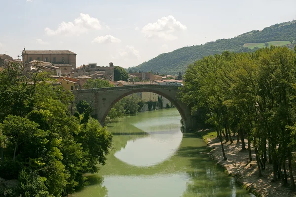 Fossombrone (Pesaro e Urbino, Marches, Italy) - Bridge and river — Stock Photo, Image