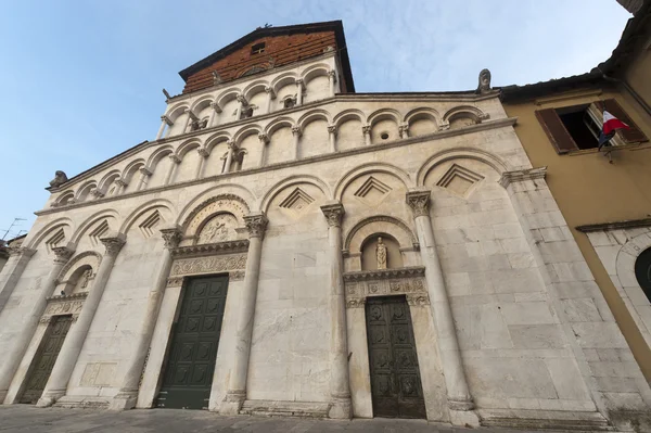 Lucca (Toscana), fachada histórica da igreja — Fotografia de Stock