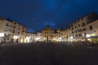 Lucca, piazza anfiteatro gece