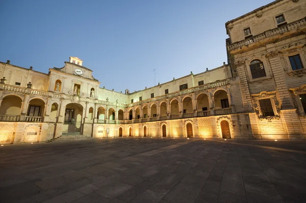 Lecce (puglia, Italië): het centrale plein bij avond (barokke stijl — Stockfoto