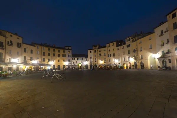 Lucca, Piazza Anfiteatro di notte — Foto Stock