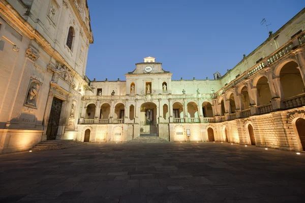 Lecce (puglia, Itálie): hlavní náměstí večer (barokní styl — Stock fotografie