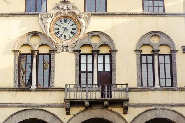 Lucca, παράθυρα και ρολόι — Φωτογραφία Αρχείου