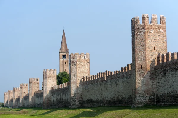 Montagnana (padova, veneto, italien) - mittelalterliche Mauern und Glockenturm — Stockfoto