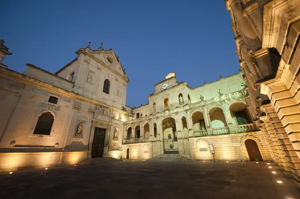 Lecce (Puglia, Itália): A praça principal à noite (estilo barroco — Fotografia de Stock