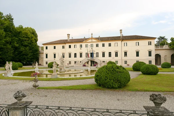 Treviso (veneto, Italien) - gammal villa och park — Stockfoto