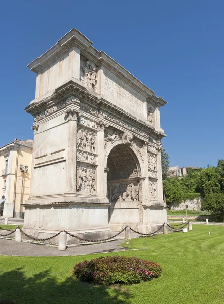 Benevento (Campania, Italia): Arco romano conocido como Arco di Traiano —  Fotos de Stock