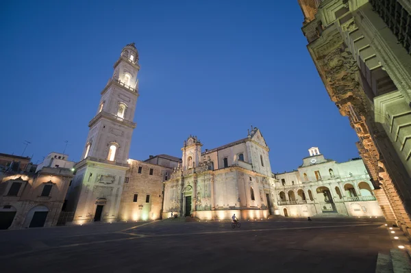 Lecce (puglia, Italië): het centrale plein bij avond (barokke stijl — Stockfoto