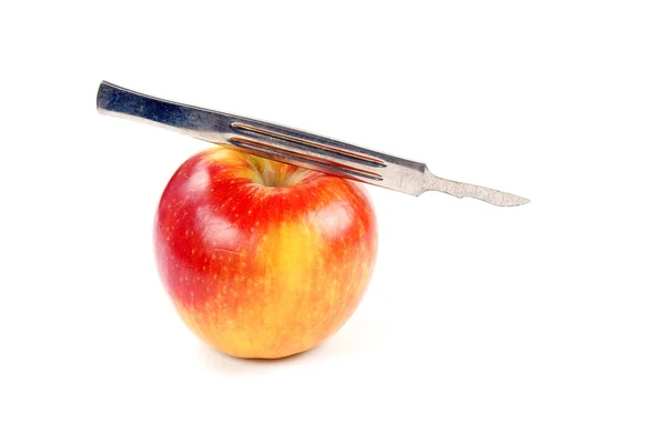 Skalpell und Apfel — Stock Photo, Image