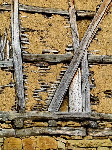 Vecchia parete di costruzione in legno con fango — Foto Stock