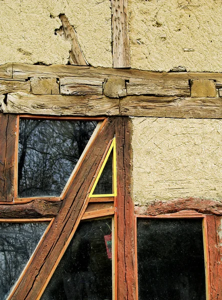 Pared vieja con ventana de madera vieja — Foto de Stock