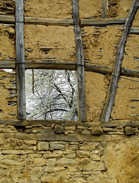 Vecchia parete con vecchia finestra in legno — Foto Stock