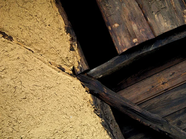 Parede velha de construção de madeira com tijolos — Fotografia de Stock