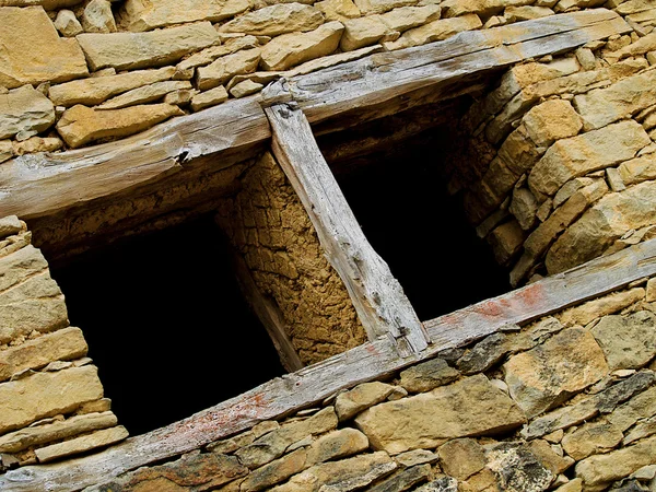 Parede de pedra com uma janela escura - textura — Fotografia de Stock