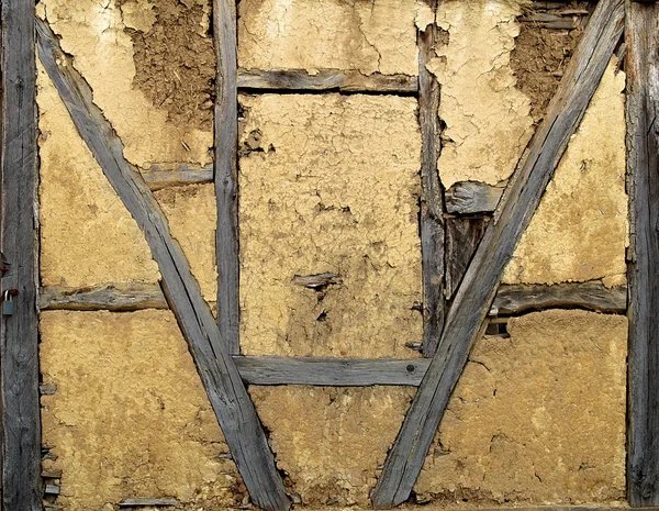 Parede velha de construção de madeira com lama — Fotografia de Stock