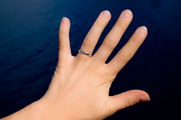 Χέρι με το γαμήλιο δαχτυλίδι — Φωτογραφία Αρχείου