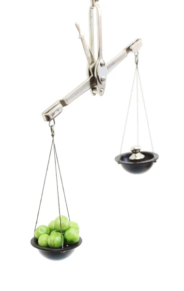 Old weight scale with peas — Stock Photo, Image