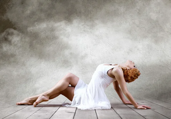 Vrouw danser zitplaatsen die zich voordeed op achtergrond — Stockfoto