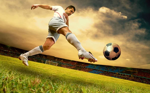 Jogador de futebol da felicidade no campo do estádio olimpic no nascer do sol — Fotografia de Stock
