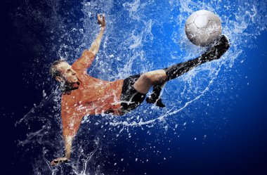 mavi adam su altında futbol oyuncu çevresinde su damlaları