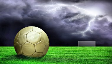 yeşil çim ve gökyüzü arka plan üzerinde futbol topu