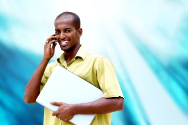 küçük mutlu bir adam ya da öğrenci dizüstü bilgisayar ve telefon iş