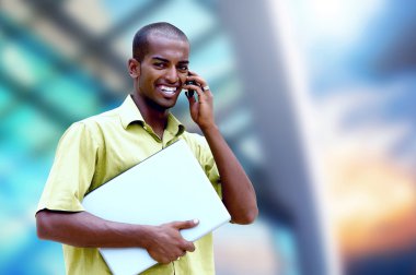 küçük mutlu bir adam ya da öğrenci dizüstü bilgisayar ve telefon iş