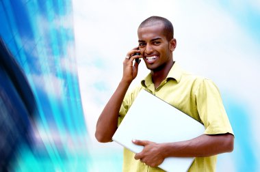 küçük mutlu bir adam ya da öğrenci dizüstü bilgisayar ve telefon iş