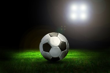 Futbol topu ile light stadyum alanında