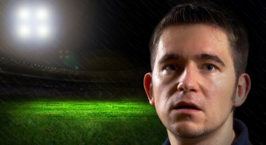 futbolcu gece yağmur alanını portresi