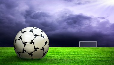 yeşil çim ve gökyüzü arka plan üzerinde futbol topu