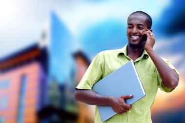küçük mutlu bir adam ya da öğrenci dizüstü bilgisayar ve telefon iş